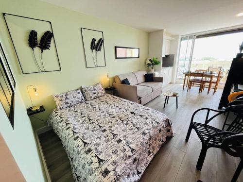 une chambre avec un lit et un salon dans l'établissement Studio cabine CAP D'AGDE NATURISME CN060-AB124, au Cap d'Agde