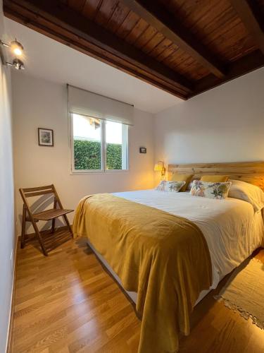 une chambre avec un grand lit et une fenêtre dans l'établissement Casa de María Cerdanya, à Bourg-Madame