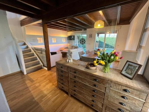 un salon avec une grande commode avec des fleurs dessus dans l'établissement Casa de María Cerdanya, à Bourg-Madame