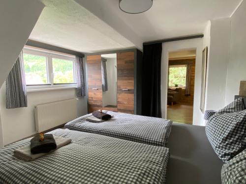 デーブリアッハにあるAppartement Felsblick Ferienhaus Fuenf Sinneのツインベッド2台 窓2つ付きの客室です。