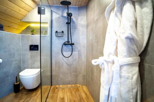 a bathroom with a shower and a toilet at Osada Poli Koniaków - Panoramiczny Domek nr 3 z Prywatną Balią i Hydromasażem in Koniaków