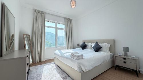 Un pat sau paturi într-o cameră la Luxury 3 Bed Apartment at Palm Jumeirah