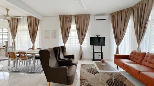 Гостиная зона в Raisa Homestay KLIA by Xpresso Home