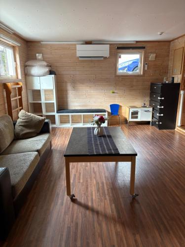 un salon avec un canapé et une table basse dans l'établissement Child friendly basement apartment, à Lii