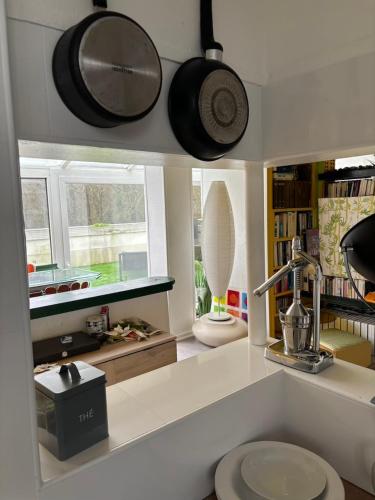 une salle de bain avec un lavabo et un miroir au mur dans l'établissement Grand studio vue magique sur Paris, à Suresnes