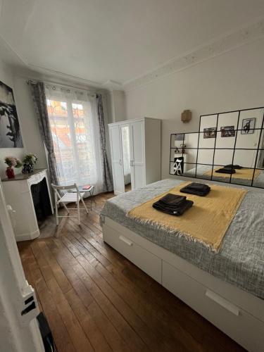 sypialnia z dużym łóżkiem w pokoju w obiekcie Nice 2 Rooms Full Appartement in Paris w Paryżu