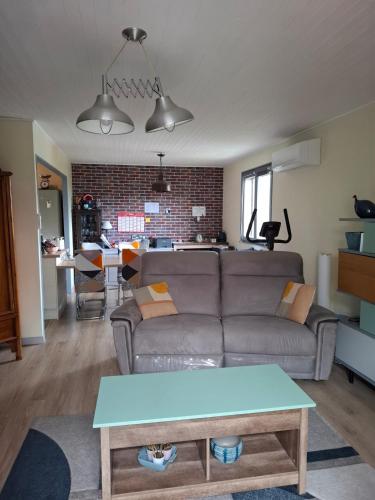 un salon avec un canapé et une table dans l'établissement maison spa sauna wattwiller, à Wattwiller