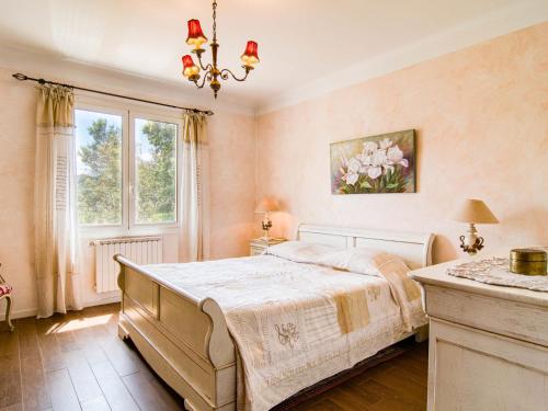 une chambre avec un lit et une fenêtre dans l'établissement Holiday Home Le Clos des Oliviers by Interhome, à Carcès
