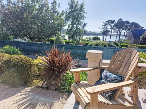 une chaise à bascule en bois assise dans un jardin dans l'établissement Holiday Home Les Courlis by Interhome, à Boudilleau