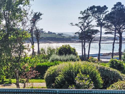 - une vue sur la plage depuis le jardin dans l'établissement Holiday Home Les Courlis by Interhome, à Boudilleau