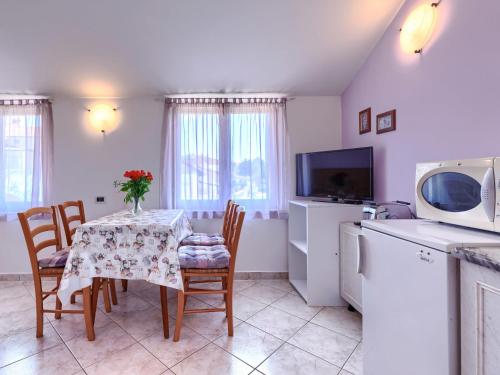 jadalnia ze stołem i krzesłami oraz kuchnia w obiekcie Apartment Fabiana by Interhome w mieście Valdebek