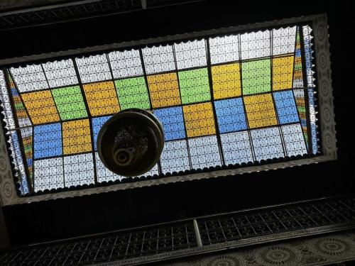 a stained glass window in a room at Riad Golf Stinia 1 in Meknès