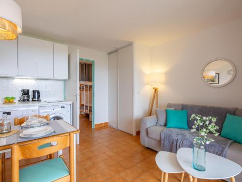 un salon avec un canapé et une table dans l'établissement Apartment Les Coteaux de la Nartelle-22 by Interhome, à Sainte-Maxime