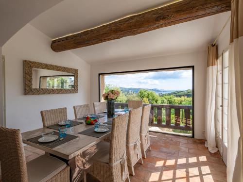 une salle à manger avec une table et des chaises et une grande fenêtre dans l'établissement Holiday Home La Canopée by Interhome, à Sainte-Maxime