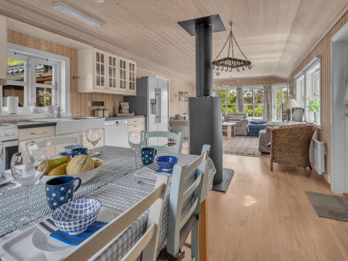 Una cocina y una sala de estar con mesa y sillas. en Holiday Home Solfridbu by Interhome, en Øyuvstad