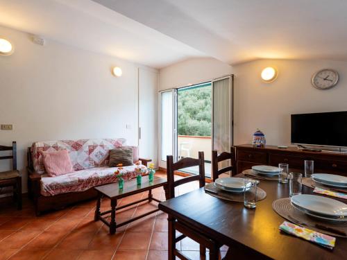 una sala de estar con un sofá y una mesa en Apartment La Colombera-6 by Interhome, en Diano Castello