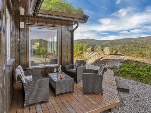TjaldalにあるHoliday Home Utsikten by Interhomeのデッキ(椅子、テーブル付)、窓