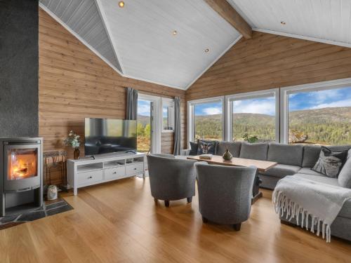 TjaldalにあるHoliday Home Utsikten by Interhomeのリビングルーム(ソファ、テレビ、暖炉付)