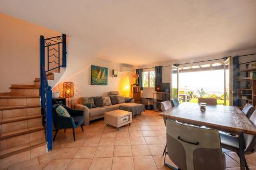 un salon avec un canapé et une table dans l'établissement Esprit du Sud Damien, à Roquebrune-sur Argens