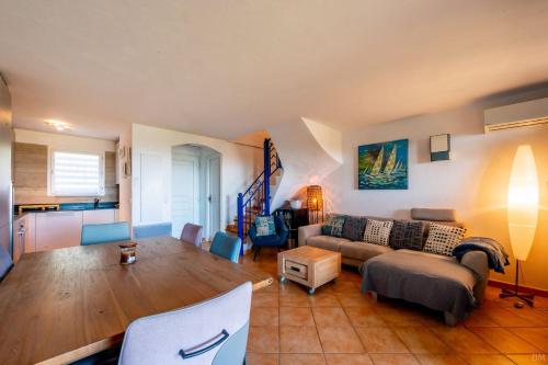 un salon avec un canapé et une table dans l'établissement Esprit du Sud Damien, à Roquebrune-sur Argens