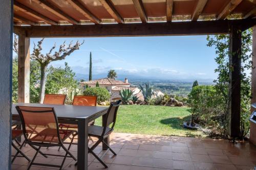une table et des chaises sur une terrasse avec vue dans l'établissement Esprit du Sud Damien, à Roquebrune-sur Argens