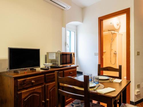 Televisyen dan/atau pusat hiburan di Apartment Piccolina by Interhome