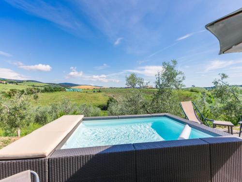 basen na patio z widokiem na pole w obiekcie Holiday Home Il Fienile by Interhome w mieście Bibbona