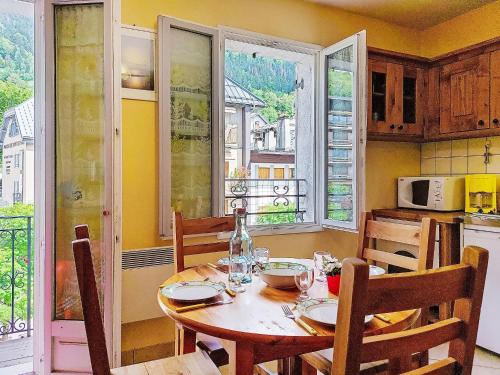 une salle à manger avec une table et des chaises et une cuisine dans l'établissement Apartment Central résidence 3 by Interhome, à Saint-Gervais-les-Bains