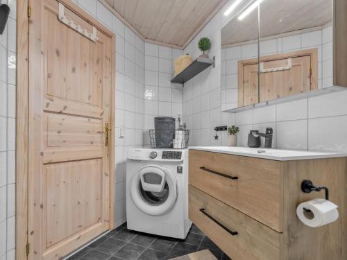 Η κουζίνα ή μικρή κουζίνα στο Chalet Eikebu by Interhome