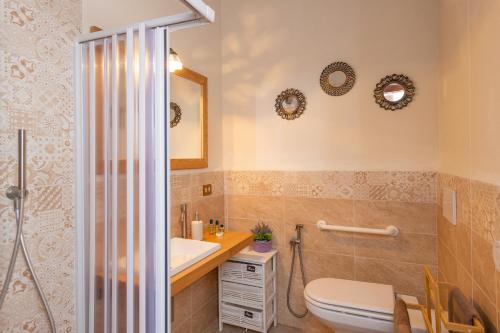 a bathroom with a toilet and a sink at Villa Cresci con piscina in Sassetta