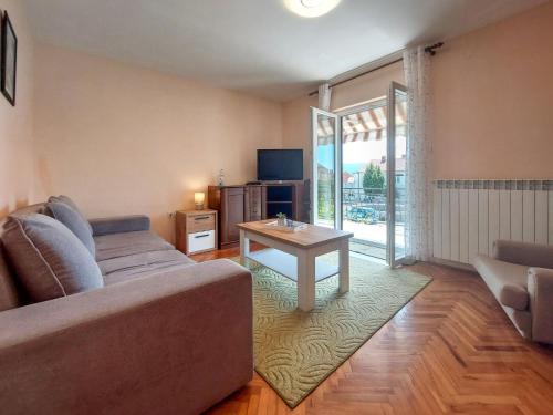 salon z kanapą i stołem w obiekcie Apartment Kraljic by Interhome w mieście Kornić