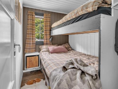 a bedroom with a bunk bed in a room at Chalet Knøttebu by Interhome in Øyuvstad