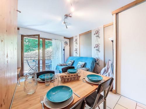 une salle à manger avec une table et des chaises en bois dans l'établissement Apartment Clos de la fontaine 2 by Interhome, à Saint-Gervais-les-Bains