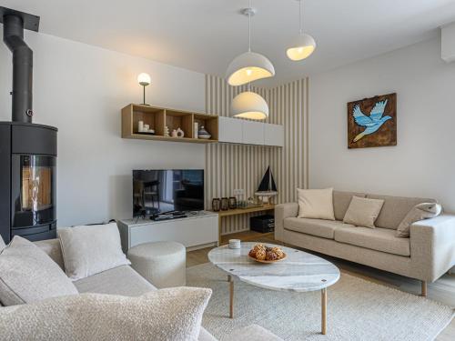 un salon avec un canapé et une table dans l'établissement Holiday Home Les Marines by Interhome, à Carnac-Plage