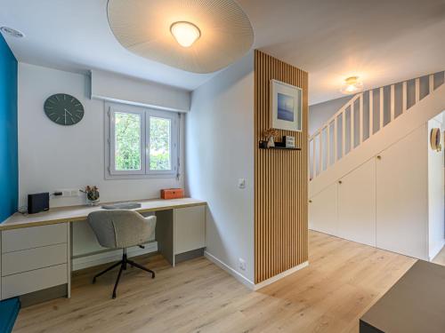 un bureau avec un bureau et un escalier dans l'établissement Holiday Home Les Marines by Interhome, à Carnac-Plage