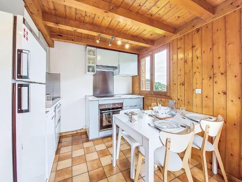 Η κουζίνα ή μικρή κουζίνα στο Holiday Home Les Farfadets by Interhome