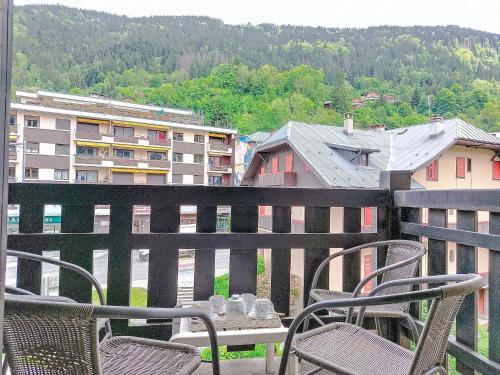 - un balcon avec des chaises, une table et des bâtiments dans l'établissement Apartment La Comtesse-9 by Interhome, à Saint-Gervais-les-Bains