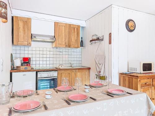 une cuisine avec une table recouverte de assiettes roses dans l'établissement Apartment Le sporting by Interhome, à Saint-Gervais-les-Bains