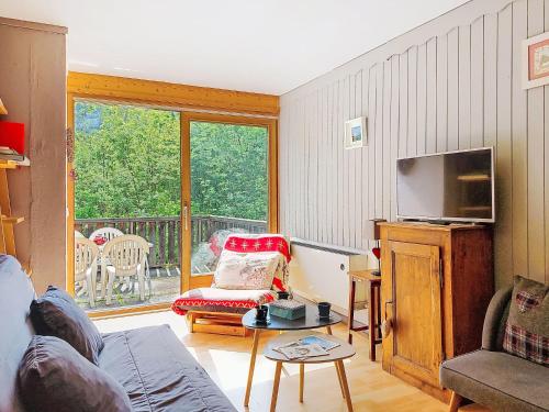 un salon avec un canapé et une télévision dans l'établissement Apartment Le sporting by Interhome, à Saint-Gervais-les-Bains