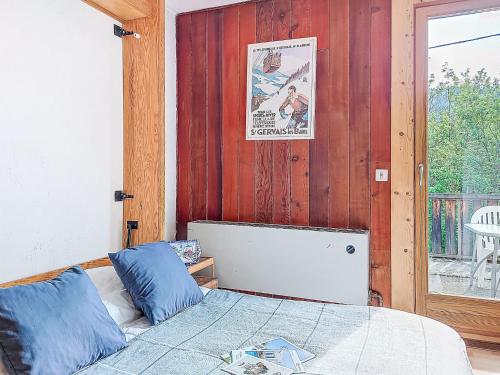 une chambre avec un lit avec des oreillers bleus dans l'établissement Apartment Le sporting by Interhome, à Saint-Gervais-les-Bains