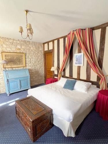 - une chambre avec un lit à baldaquin en bois dans l'établissement La Maison d'Alienor - Les Clos - 2ème Etage - Chablis 89, à Chablis