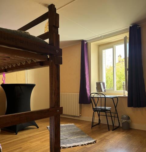 une chambre avec deux lits superposés et un bureau dans l'établissement Maison De Roxy, à Courban