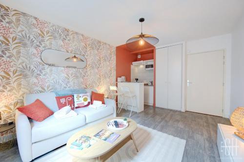 un salon avec un canapé blanc et une table dans l'établissement Le 36 Quai -Tours Gare au pied de l'immeuble - Hyper Centre, à Tours