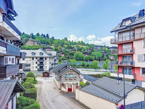 Vue de tête d'une ville avec des bâtiments dans l'établissement Apartment Jardins Alpins by Interhome, à Saint-Gervais-les-Bains