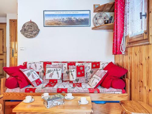 - un salon avec un canapé et des oreillers rouges dans l'établissement Apartment Jardins Alpins by Interhome, à Saint-Gervais-les-Bains