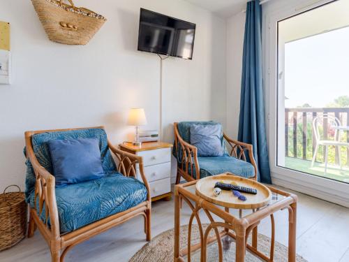 un salon avec deux chaises et une table dans l'établissement Apartment Le Clos Mathilde-19 by Interhome, à Cabourg