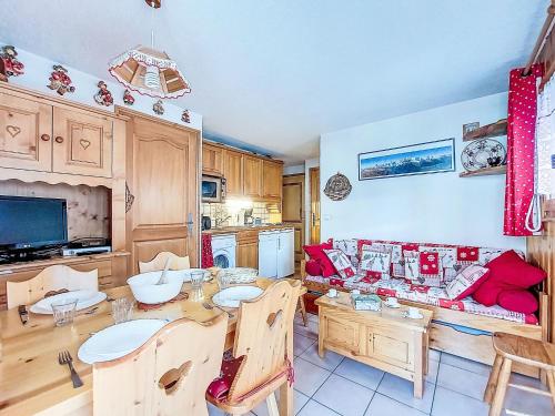 un salon avec un canapé et une table dans l'établissement Apartment Jardins Alpins by Interhome, à Saint-Gervais-les-Bains