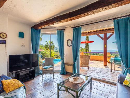 un salon avec vue sur l'océan dans l'établissement Villa Villa Etoile Filante by Interhome, au Lavandou