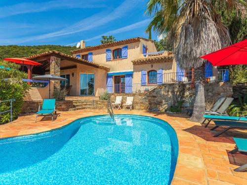 dom z basenem przed domem w obiekcie Villa Villa Etoile Filante by Interhome w mieście Le Lavandou