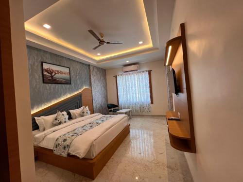 a bedroom with a bed and a ceiling fan at Hotel Holy Pushkar by DIV Hospitality in Pushkar